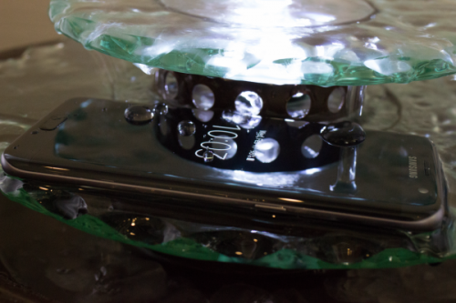  Chống thấm nước. Apple đã bổ sung khả năng này, nhưng công ty này chưa tự tin khẳng định iPhone có thể nhúng vào nước mà không hư hỏng. Samsung đã thông báo điện thoại Samsung Galaxy S7 có thể. Cụ thể, S7 có thể chống bụi IP68 và không bị thấm nước, có thể chìm dưới một mét nước trong khoảng 30 phút.