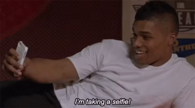  Chế độ hai camera. Một số điện thoại có tính năng chụp cùng lúc từ hai camera. Theo đó, bức ảnh sẽ thu đồng thời cả hình ảnh chụp tự sướng từ camera trước và ảnh chụp từ camera sau. Đây là tính năng phổ biến trên các smartphone một hai năm trước nhưng hiện nay thì hầu hết nhà sản xuấ đã loại bỏ tính năng này ra khỏi ứng dụng chụp ảnh mặc định.