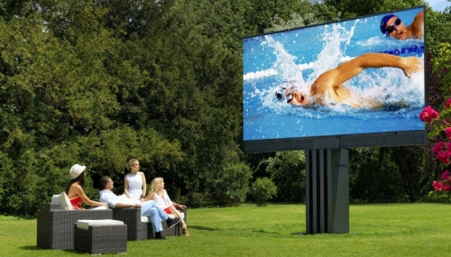  4. C Seed 201 (680.000 USD). Bạn đã bao giờ được xem TV ngoài trời? C Seed là trải nghiệm tuyệt vời cho bạn. Nó được thiết kế rộng 201 inch, độ sáng gấp 10 lần TV thông thường đảm bảo hình ảnh sắc nét ngay cả dưới ánh nắng mặt trời.