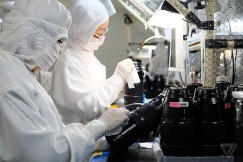 Một công nhân đang đánh bóng ống kính 100-400mm. Với mỗi ống kính như thế này, trung bình dây chuyền của Fujifilm mất đến 220 phút để hoàn thành các khâu lắp ráp, kiểm tra từ đầu đến cuối.