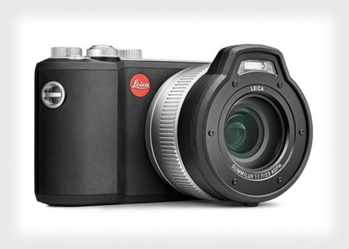 Đây là chiếc máy ảnh Leica đầu tiên được thiết kế siêu bền với khả năng chốc sốc, chống bụi bẩn, chống nước ở độ sâu 15m, hoạt động được ở các thời tiết giá lạnh để chụp ở nhiều môi trường khắc nghiệt. Đây là sản phẩm hợp tác giữa Leica và Audi.