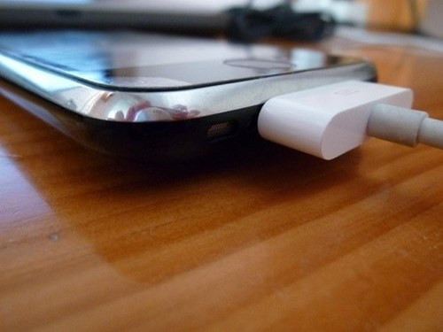  Sạc qua đêm gây chai pin. Nhiều người không dám để máy sạc qua đêm. Có người nói với họ điều này gây ảnh hưởng đến tuổi thọ pin. Trên thực tế, chưa có bằng chứng nào khẳng định điều này. Smartphone hiện đại dùng pin lithium-ion. Công nghệ này đủ thông minh để dừng sạc khi đạt dung lượng cần thiết.