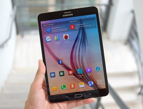  5. Galaxy Tab S2. Tab S2 có thể coi là dòng máy tính bảng có thiết kế đột phá nhất của Samsung trong vài năm gần đây. Thay vì loại màn hình dài tỷ lệ 16:10 truyền thống, nhà sản xuất Hàn Quốc đã quyết định chuyển sang tỷ lệ 4:3 được cho là phù hợp đa mục đích sử dụng hơn với một chiếc máy tính bảng. Tablet mới này của Samsung trang bị nút Home kiêm cảm biến vân tay loại mới tương tự như dòng Galaxy S6 và Galaxy Note 5 mới. Galaxy Tab S2 phiên bản được thử nghiệm có kích thước 8 inch, tấm nền Super Amoled độ phân giải 1.536 x 2.048 pixel. Giá bán: 12-14 triệu đồng.