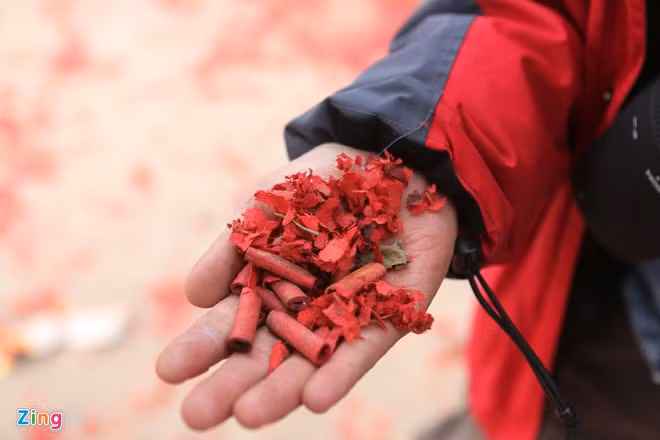 Một số vỏ quả pháo xịt lẫn trong bãi xác pháo.