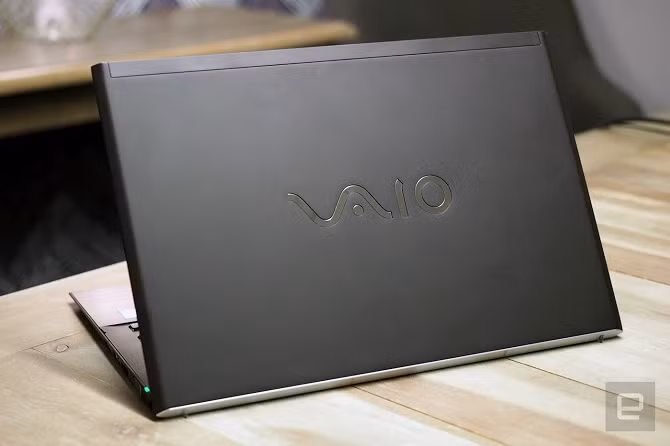 Cuối cùng là VAIO S15 với thông số cao cấp hơn nhờ được trang bị RAM 8GB và ổ SSD 1TB, HDMI và VGA. Tuy nhiên, giá bán của máy cũng không hề rẻ. Hiện chưa có giá bán cụ thể dành cho từng model nhưng mức giá khởi điểm dự kiến chung được VAIO cho biết là 1.100 USD (khoảng 24,4 triệu đồng).