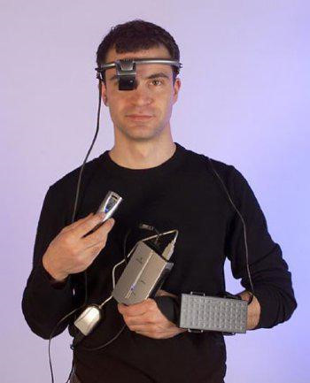  9. Xybernaut Poma. Lý do: Khái niệm đeo không hoàn chỉnh Xybernaut Poma là chiếc máy tính khái niệm kiểu đeo ra đời đầu năm 2002 và cuối cùng trở thành một “thảm họa”. Sản phẩm này chạy hệ thống Windows CE, bạn cần bàn phím, bộ nhớ, màn hình và các phụ kiện khác, tất cả đều đeo trên cơ thể, vô cùng phức tạp khi sử dụng. Trong khi đó, giá thành 1500 USD cũng khiến người mua chùn bước.