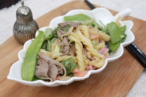 Nui xào thịt bò rau thập cẩm.