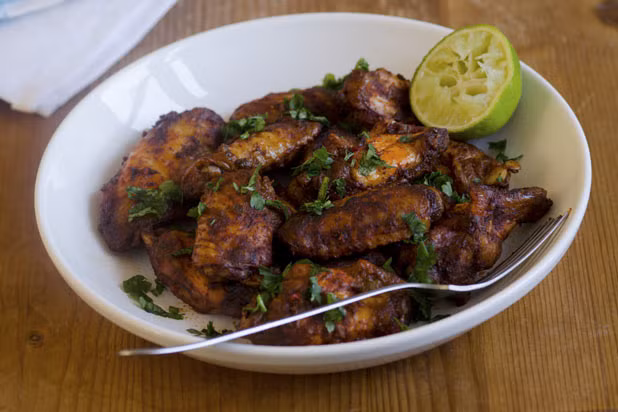 Peru: Món ăn này được chế biến bằng cách ướp cánh gà với nước cốt chanh, lá bay, mảnh ớt đỏ, tỏi, thì là và ớt bột và dầu ô liu. Để món ăn đạt được hương vị tốt nhất, chúng ta nên nướng trên than và trang trí với một vài nhánh rau thơm, rắc một chút muối biển và hạt tiêu đen.