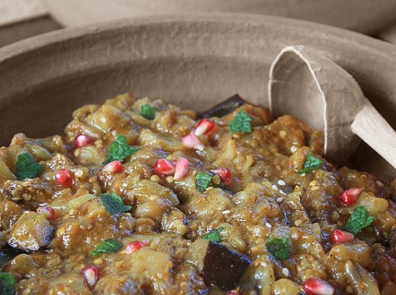 Cà tím nấu thịt cừu hoặc bò được om trong nước sốt gừng, quế và hạt nhục đậu khấu. Bạn có thể thưởng thức món ngon này cùng bánh mỳ.