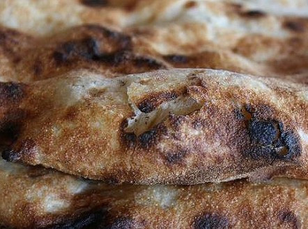 Bánh mì Tafernout món bánh này được nướng trong lò nướng đất sét nên bánh đều màu và chín rất kỹ. Bạn có thể tìm món ăn này ở hầu khắp đất nước Maroc.