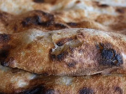 Bánh mì Tafernout món bánh này được nướng trong lò nướng đất sét nên bánh đều màu và chín rất kỹ. Bạn có thể tìm món ăn này ở hầu khắp đất nước Maroc.