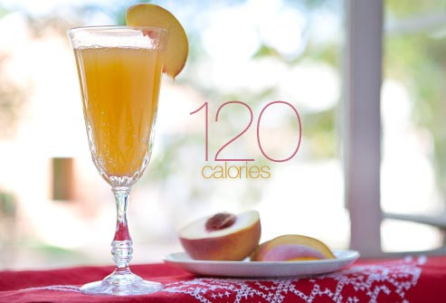 Bellini của Ý món đồ uống được ưa thích trong các lễ hội đồ uống này là sự kết hợp hoàn hảo của đào mật và rượu sampanh.