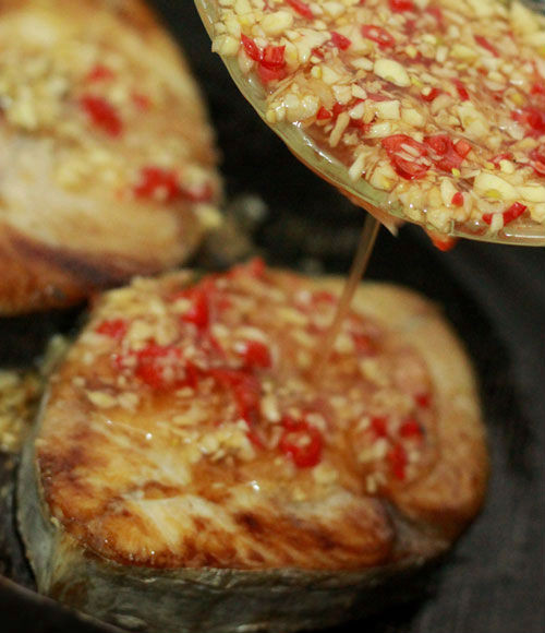 Đổ hỗn hợp mắm tỏi, đường vào sốt cá...