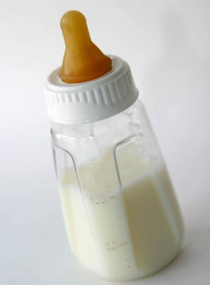 Bạn nên lựa chọn bình sữa có dáng đầu “ti” tương đương với vú mẹ (ví dụ như: đầu “ti” tròn đầy, vừa phải…). Nếu sữa mẹ chảy nhiều, nên chọn loại bình cổ rộng (sữa sẽ chảy nhanh hơn) và ngược lại.