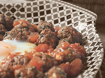Thịt viên và trứng. Thịt viên thường được tẩm với ớt bột và thì là thành những viên tròn và nấu trong nước sốt cà chua rất ngon.