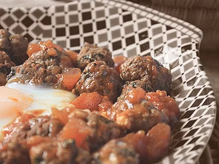 Thịt viên và trứng. Thịt viên thường được tẩm với ớt bột và thì là thành những viên tròn và nấu trong nước sốt cà chua rất ngon.