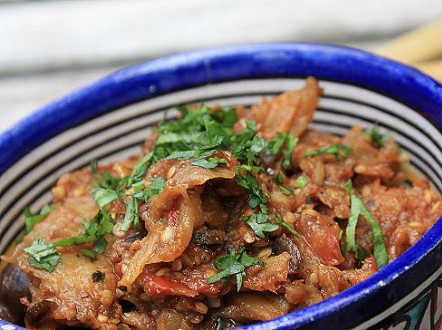 Món ăn này cũng được chế biến từ cà tím là thành phần chính. Món ăn này được ăn kèm cùng thịt nướng và bánh mỳ nóng.