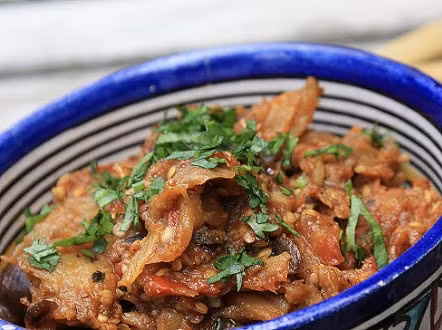 Món ăn này cũng được chế biến từ cà tím là thành phần chính. Món ăn này được ăn kèm cùng thịt nướng và bánh mỳ nóng.