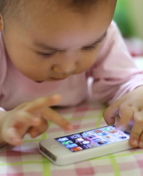 Các thiết bị thông minh luôn tràn ngập mọi thứ bao gồm chủ thể, phong cảnh, âm thanh, những cảnh vật trong thế giới ảo, âm thanh trong câu chuyện được kể, khiến trẻ không phải tưởng tượng thêm bất kỳ điều gì. Khi đó, não của chúng sẽ hoạt động ít hơn, do đó sự tưởng tượng của chúng sẽ giảm xuống.