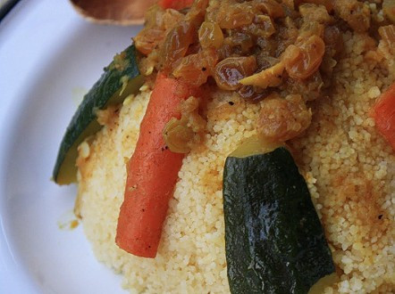 Couscous là một trong những món ăn nổi tiếng nhất của đất nước Bắc Phi này. Món ăn được làm từ các hạt nhỏ được làm từ bột cán, được hấp chín và thường ăn kèm với 7 loại rau.