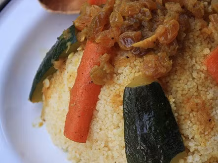 Couscous là một trong những món ăn nổi tiếng nhất của đất nước Bắc Phi này. Món ăn được làm từ các hạt nhỏ được làm từ bột cán, được hấp chín và thường ăn kèm với 7 loại rau.