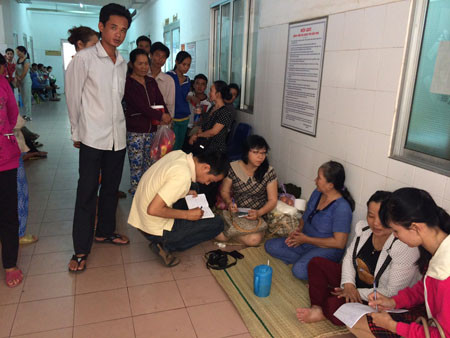 Người nhà chị Ca Cao đang túc trực tại phong hậu phẫu bệnh viện.