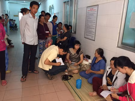 Người nhà chị Ca Cao đang túc trực tại phong hậu phẫu bệnh viện.