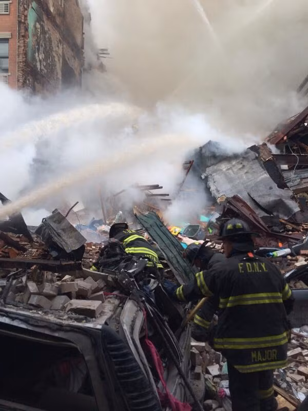 Hai tòa nhà ở East Harlem, Manhattan, New York, Mỹ đột nhiên phát nổ và bốc cháy dữ dội.