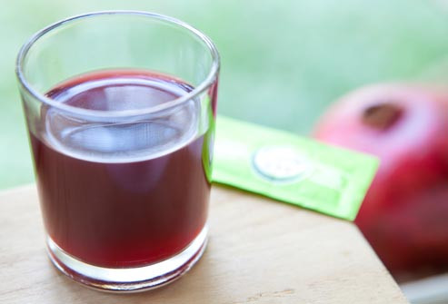 Ly cocktail màu đỏ hồng với thành phần chính từ quả lựu tươi 100% cực kỳ ngon.