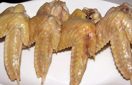 Cánh gà trước khi rang cần luộc cho chín tới.