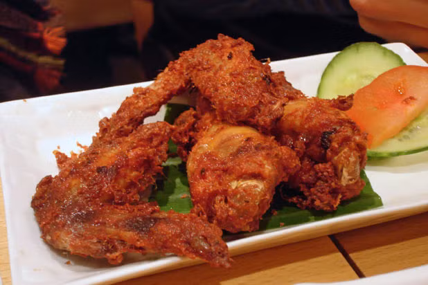 Món cánh ở Malaysia là sự kết hợp các thành phần mà bạn có thể nhận ra từ những món ăn của Trung Quốc và Nhật Bản, giống như sự kết hợp tuyệt vời của tỏi tươi, gừng và hành lá, mirin và sake, dầu hào và nước tương. Một vị ngọt ngào từ quế, đường và cây hồi giúp tạo nên hương vị tốt cho các món ăn nhẹ cầm tay.