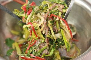 Trộn thịt bò và các gia vị đi kém.