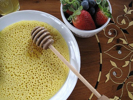 Bánh Maroc hay còn gọi là bánh ngàn lỗ, món bánh này thường được phụ vụ trong nghi lễ tôn giáo. Bánh có 2 thành phần chính là bơ tan chảy và mật ong.