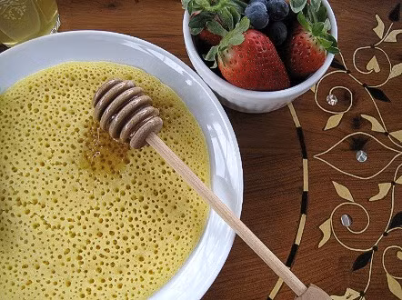 Bánh Maroc hay còn gọi là bánh ngàn lỗ, món bánh này thường được phụ vụ trong nghi lễ tôn giáo. Bánh có 2 thành phần chính là bơ tan chảy và mật ong.