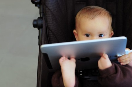 Các bé sử dụng hầu hết thời gian dán mắt vào màn hình iPad sẽ lười vận động, không thích đi ra ngoài để hít thở không khí trong lành.