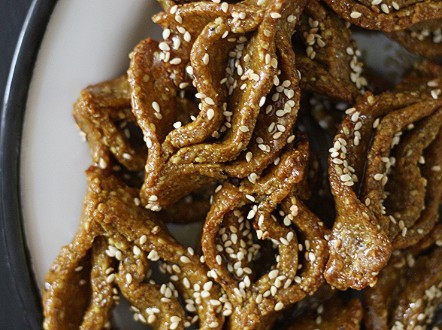 'Món bánh Chebbakia' được làm từ hạt mè nướng nghệ tây, nước hoa cam, dầu ô liu và quế. Món bánh này thường được ăn vào bữa chiều trong mùa chay ở đất nước này.