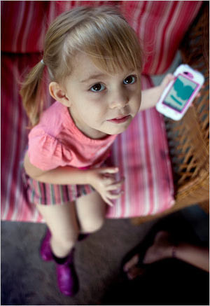 Nhiều em không thể xúc ăn, không thể cầm bút và gặp khó khăn khi tới trường.