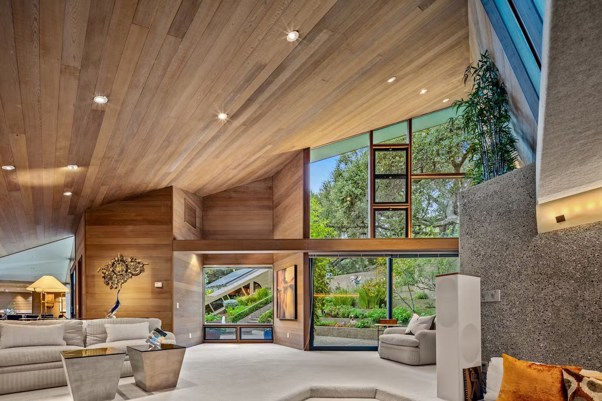 Các cửa sổ rộng rãi có tầm nhìn ra hồ bơi và rừng sồi xung quanh.