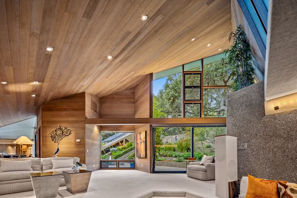 Các cửa sổ rộng rãi có tầm nhìn ra hồ bơi và rừng sồi xung quanh.