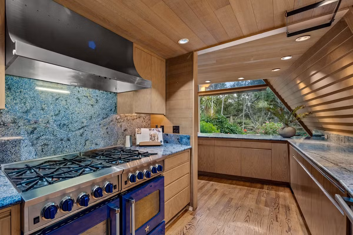 Khối lượng góc cạnh của ngôi nhà được thể hiện bên trong thông qua trần nhà dốc và những tấm kính lớn.