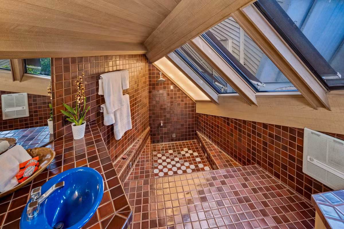 Nhà tắm lát gạch hoàn toàn xoá nhoà ranh giới giữa tường và phần còn lại của căn phòng.