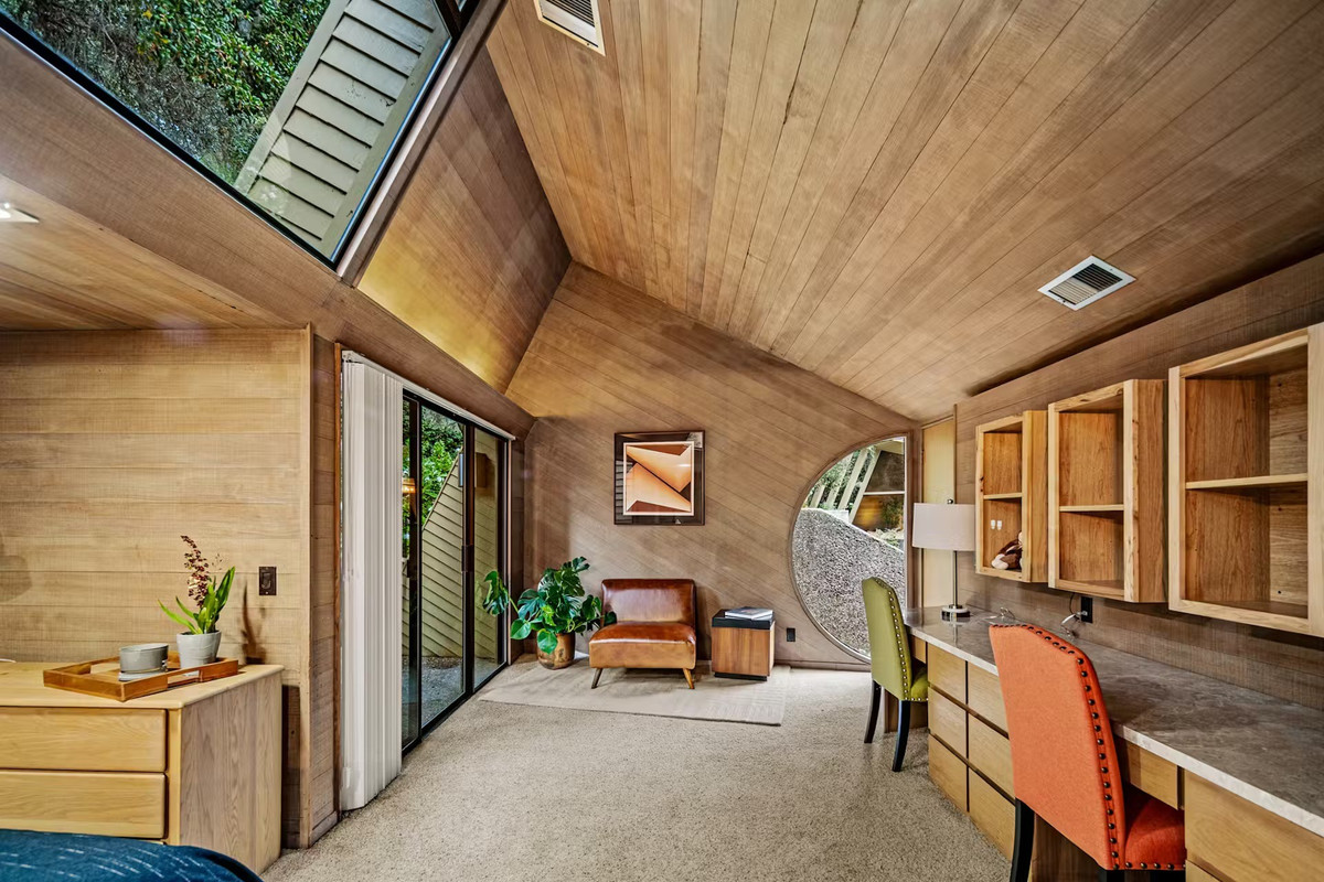 Đường nét, góc cạnh ngôi nhà được thể hiện bên trong thông qua trần nhà dốc và những tấm kính lớn.