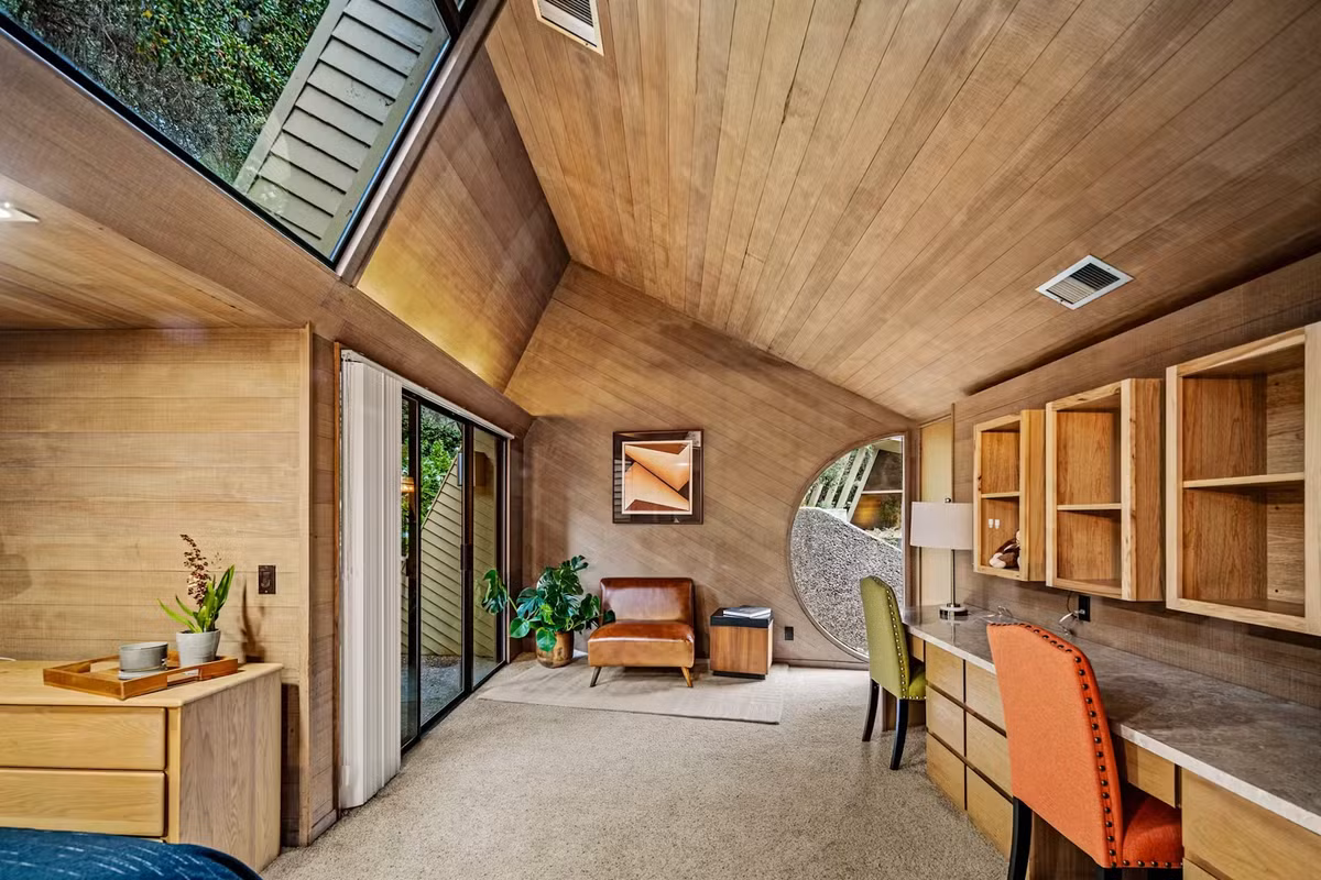 Đường nét, góc cạnh ngôi nhà được thể hiện bên trong thông qua trần nhà dốc và những tấm kính lớn.