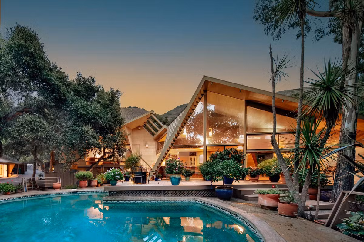 Ngôi nhà được thiết kế bởi kiến trúc sư nổi tiếng Marcel Sedletzky. Nằm ẩn mình trên khu đất rộng 1.35 mẫu Anh trong khu phố La Rancheria của Thung lũng Carmel, bất động sản được cắt tỉa tỉ mỉ mang đến một nơi nghỉ dưỡng yên tĩnh, thanh bình.