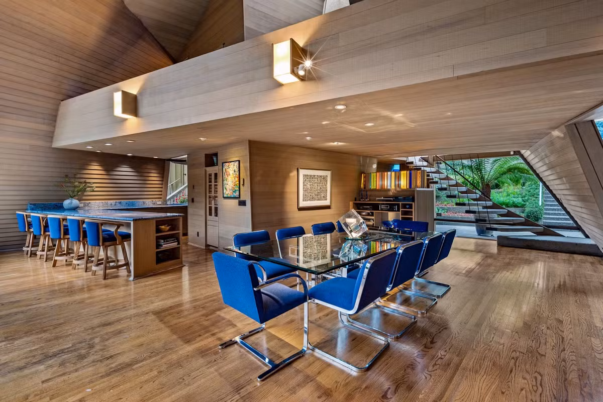 Khung nhà được dựng hoàn toàn bằng gỗ tạo nên giá trị cho công trình.