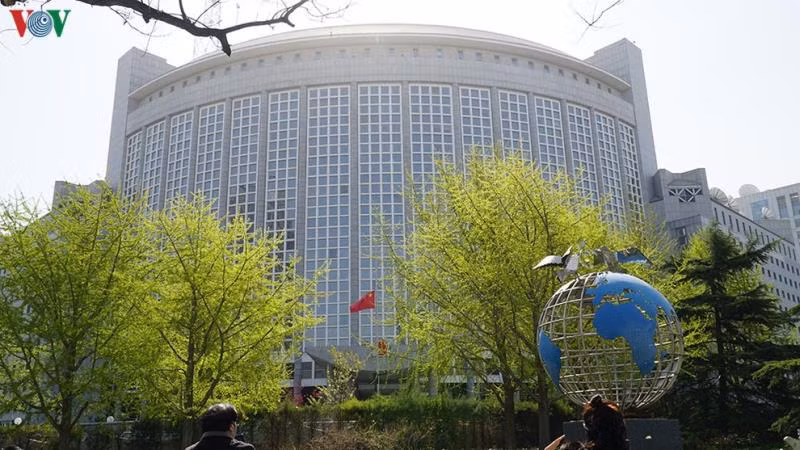 Trung Quoc treo co ru, danh 3 phut mac niem cac nan nhan COVID-19