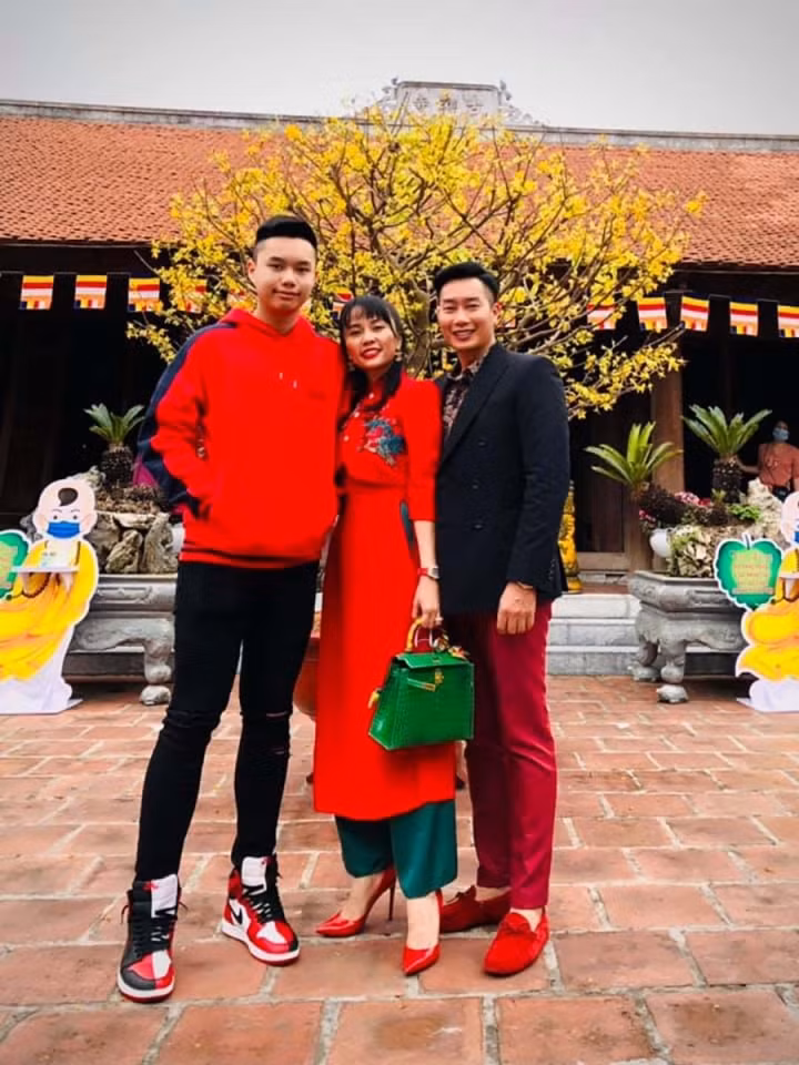 Hon nhan vien man cua MC Hoa Thanh Tung-Hinh-4