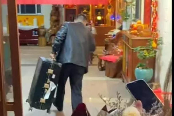 Lan dau ve ra mat, co gai bang hoang truoc canh nha ban trai-Hinh-2