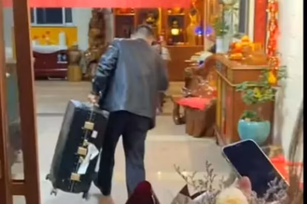 Lan dau ve ra mat, co gai bang hoang truoc canh nha ban trai-Hinh-2