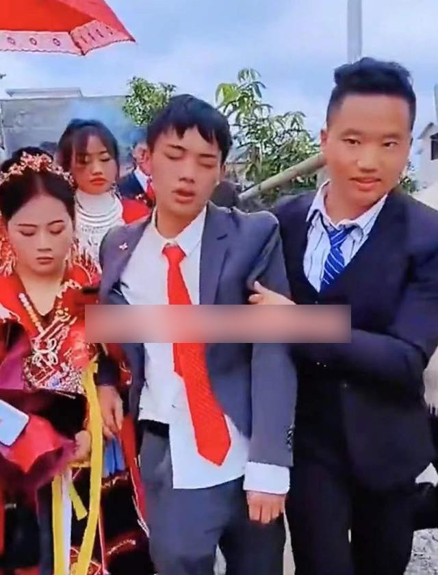 Chu re khoc tham thiet o dam cuoi, co dau phan ung bat ngo